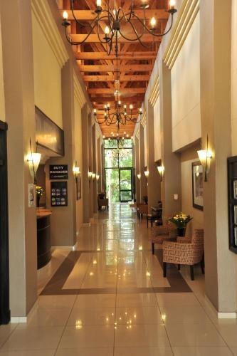 Safari Lodge Hotel & Convention Centre - Lobby