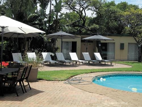 Safari Lodge Hotel & Convention Centre - Pool area