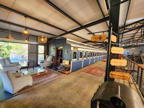 Safari Lodge Hotel & Convention Centre - Train carriage lounge
