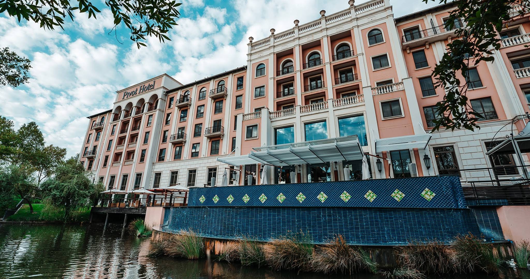 The Pivot Hotel — photo 2